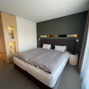 Zimmer mit Kingsize-Bett